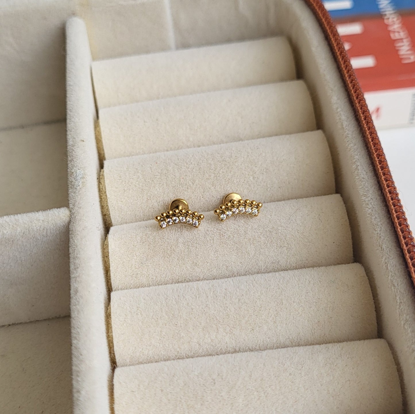 Goldie flat screwback studs