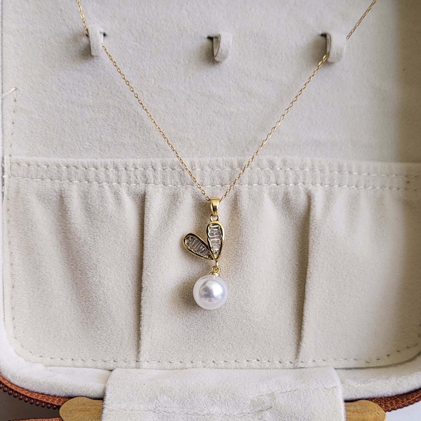 Pearly heart pendent chain