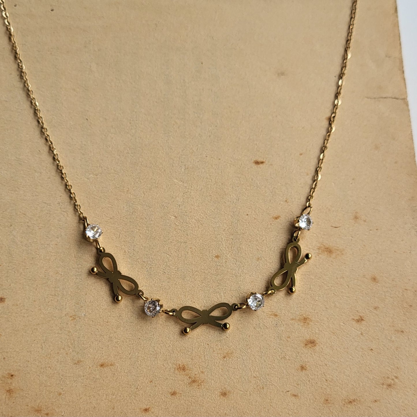 Bow stone Necklace