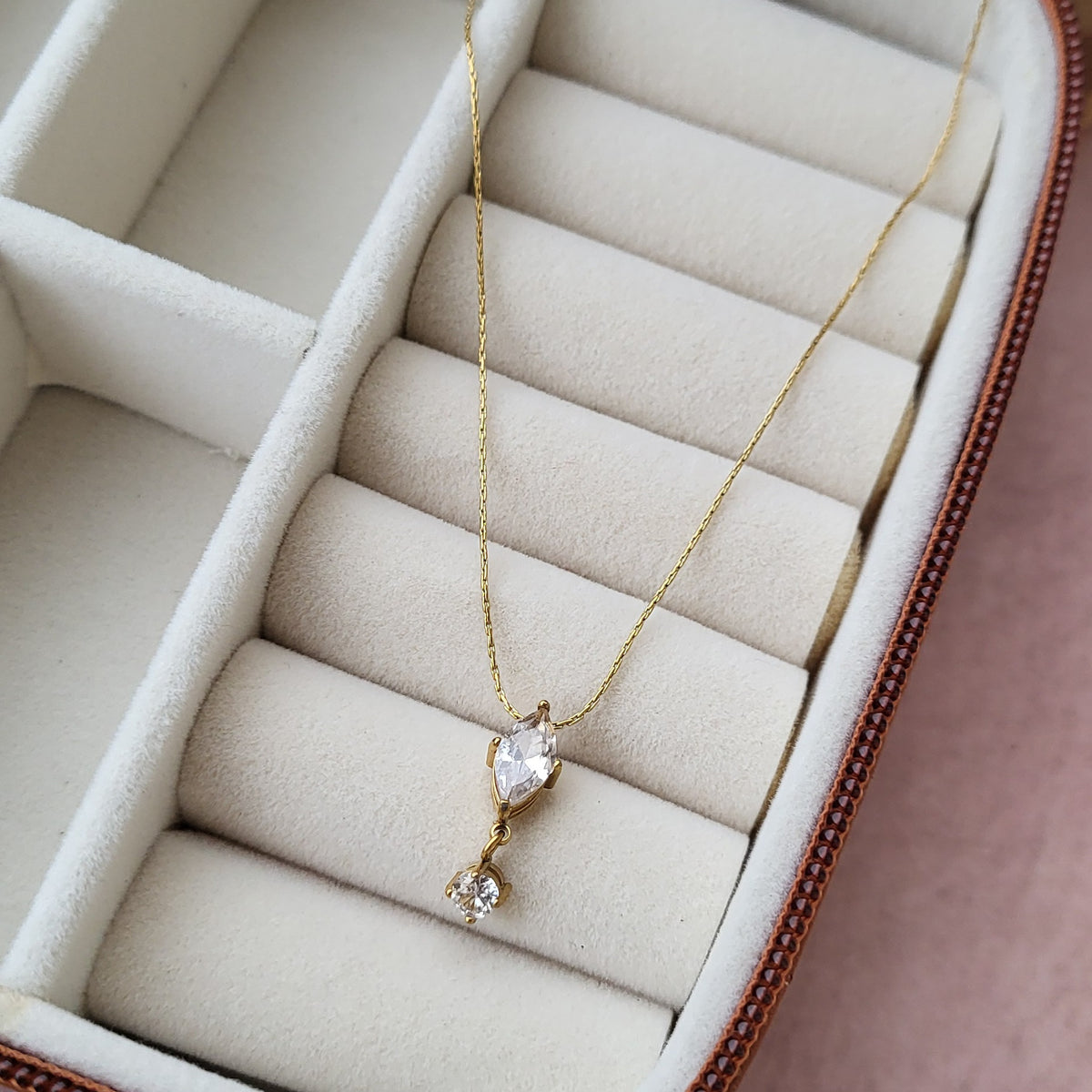 Leaf drop pendent chain
