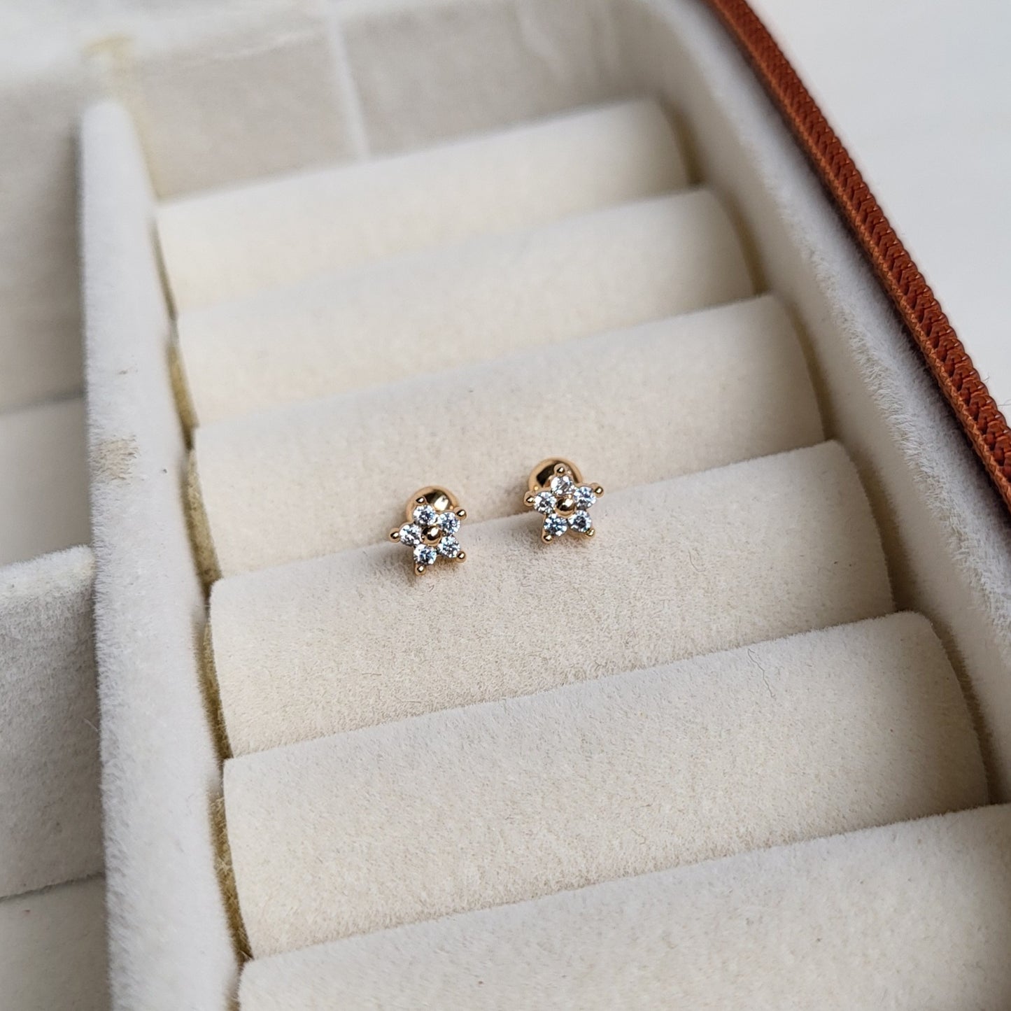 Star mini studs(ball screwback)