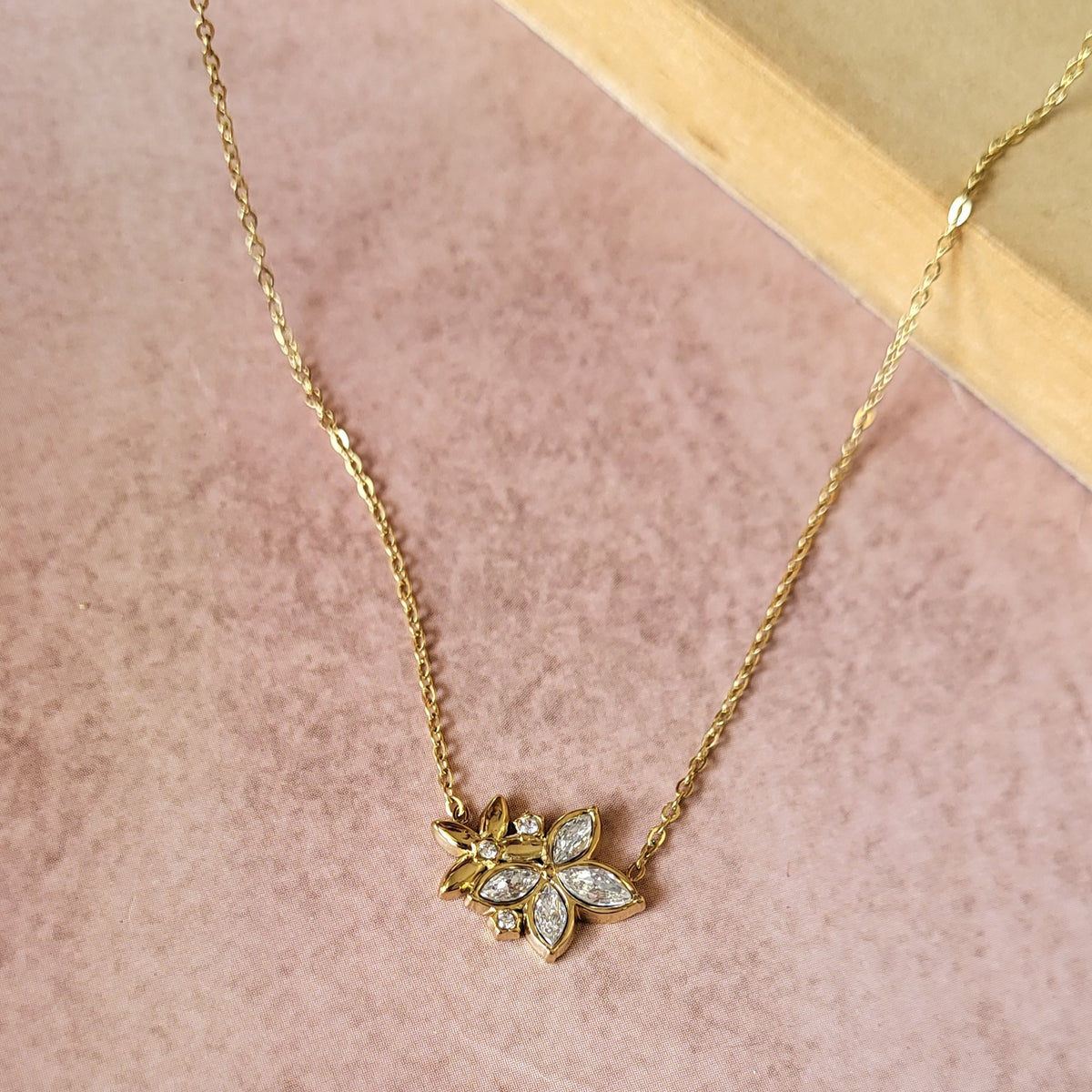 Gardenia Pendant chain