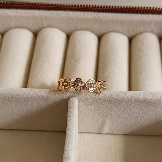 Clover ring
