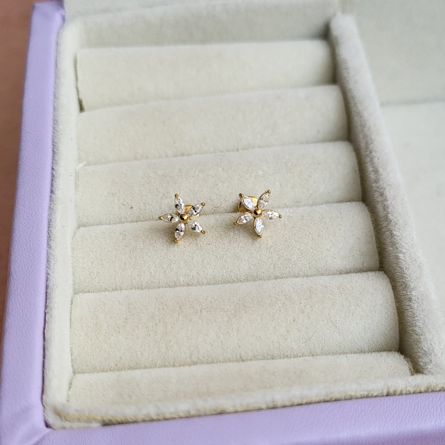 Fleur mini studs (flat screwback)