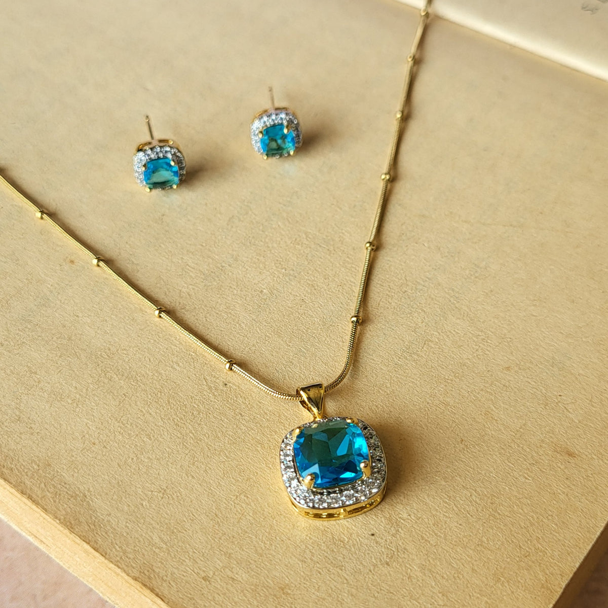Saba pendant chain