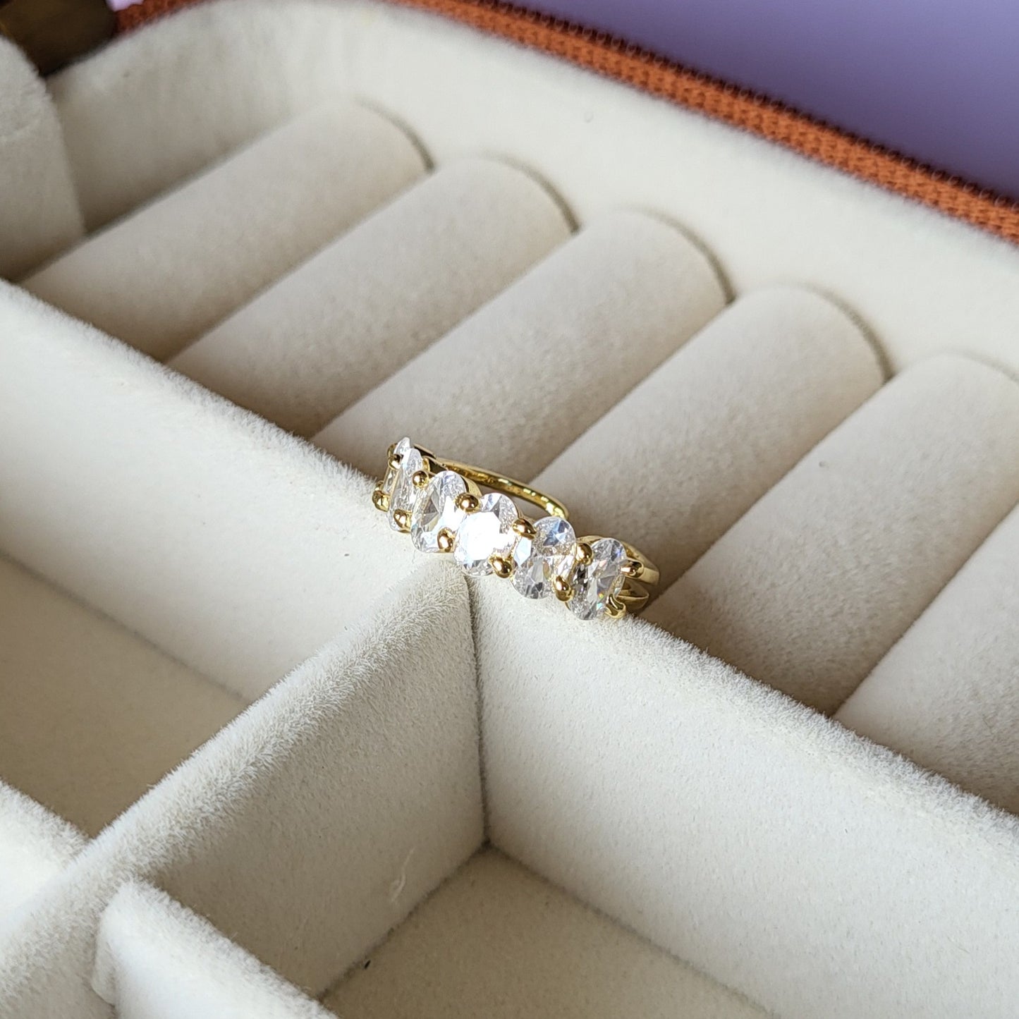 Oval finger ring
