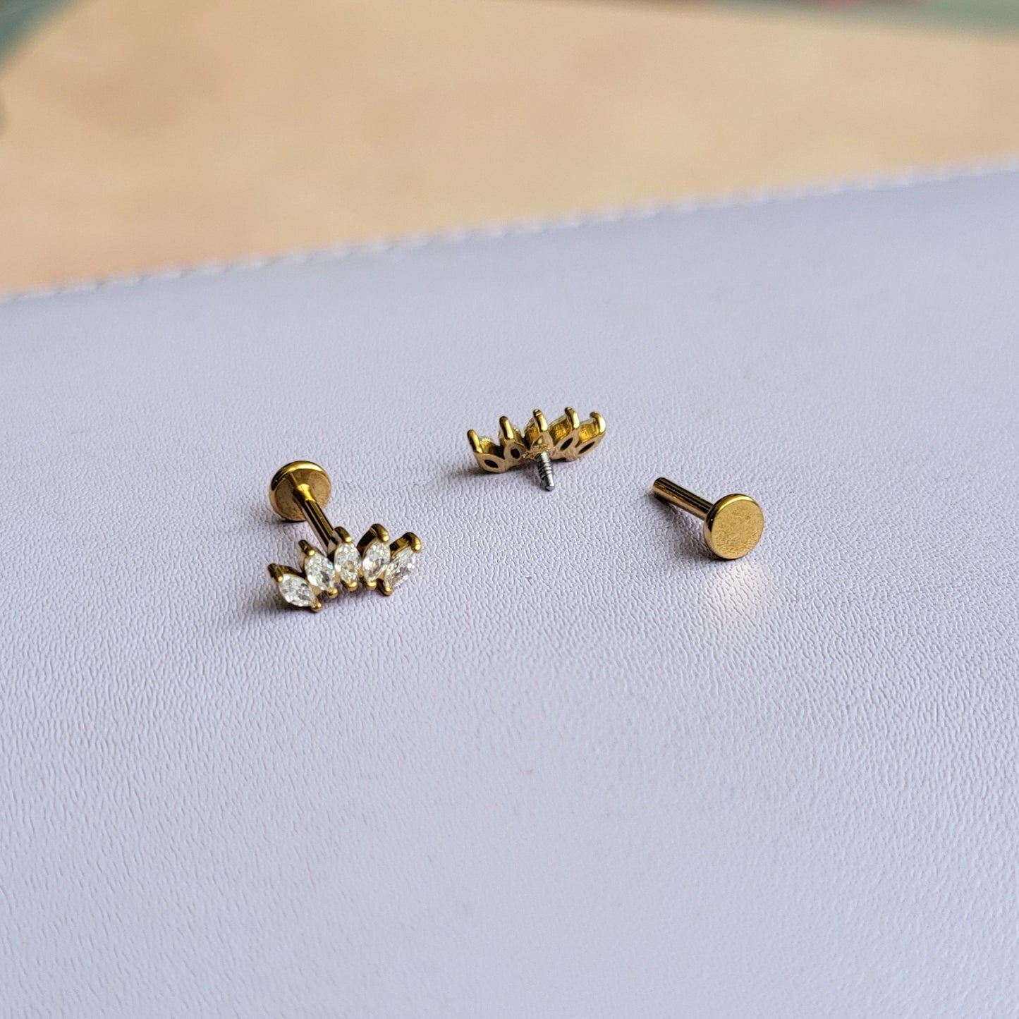 Crown studs (flat screwback)