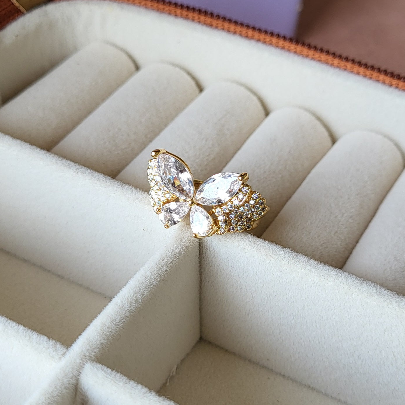 Iva finger ring