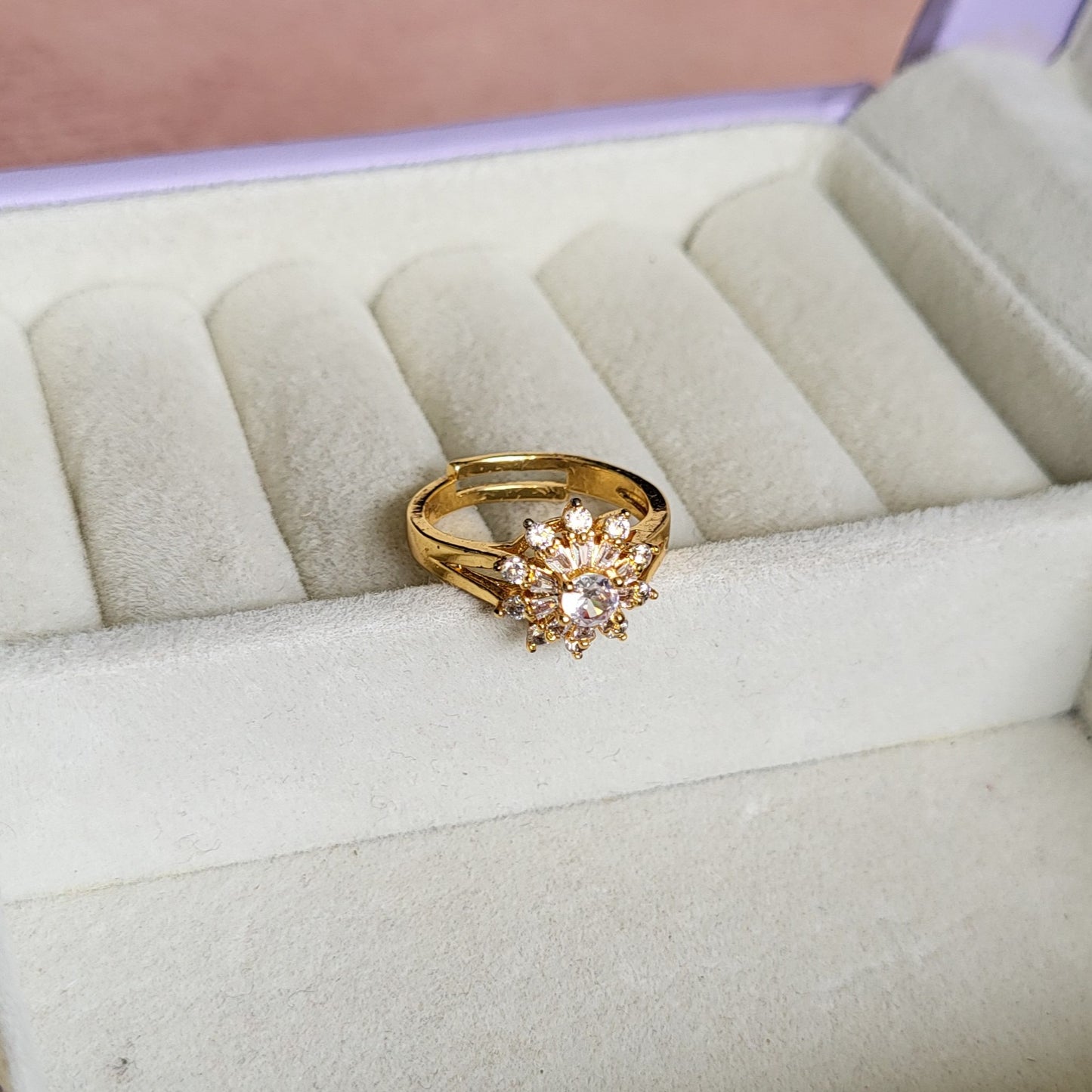 Dolly finger ring