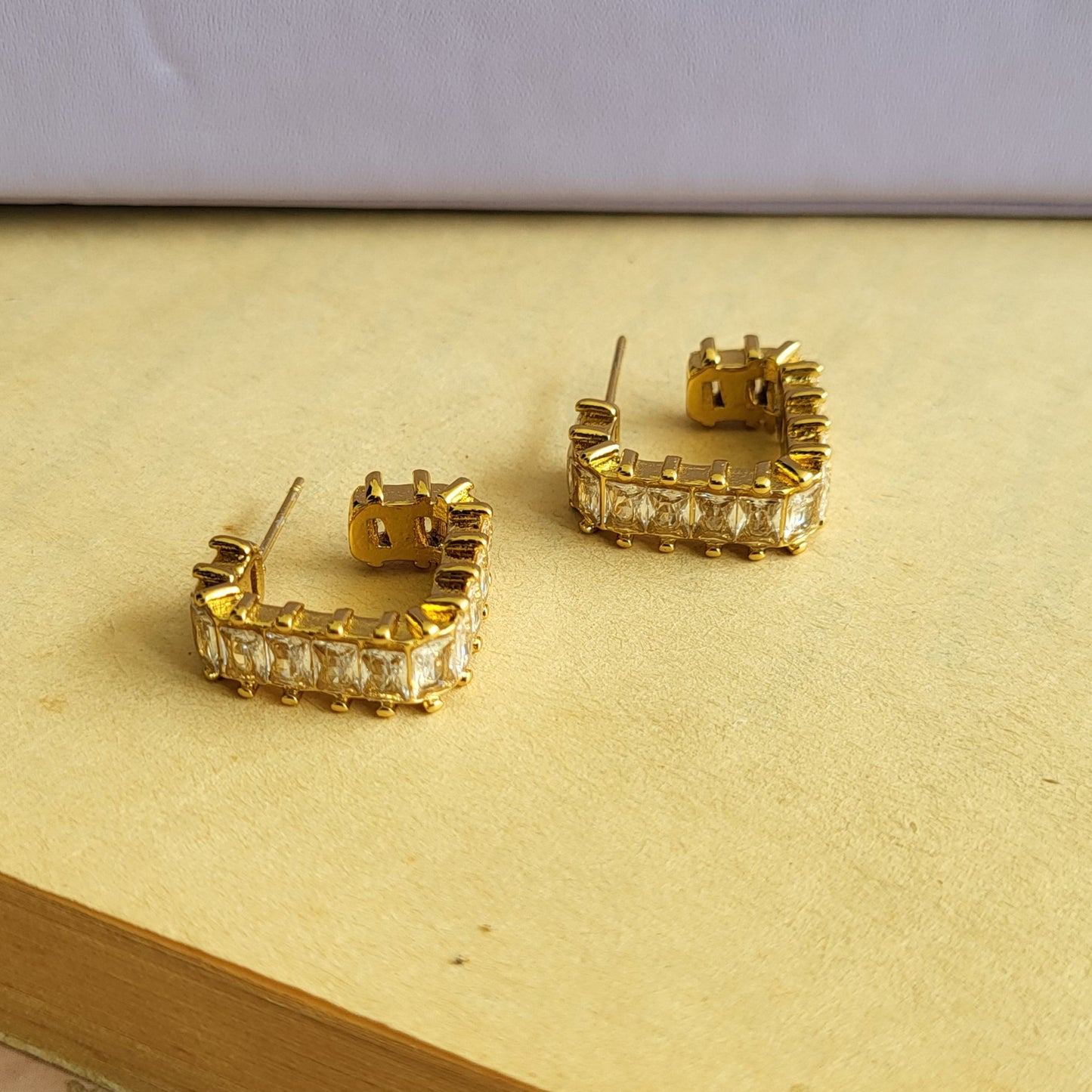 Boxy hook studs