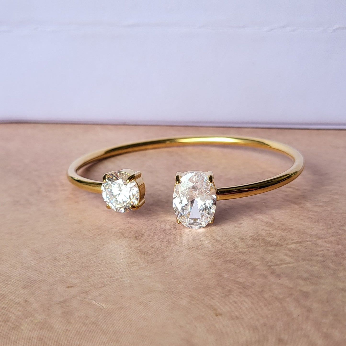 Sana hand cuff