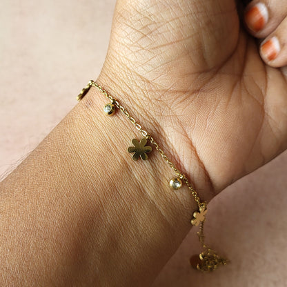 Flower charms bracelet