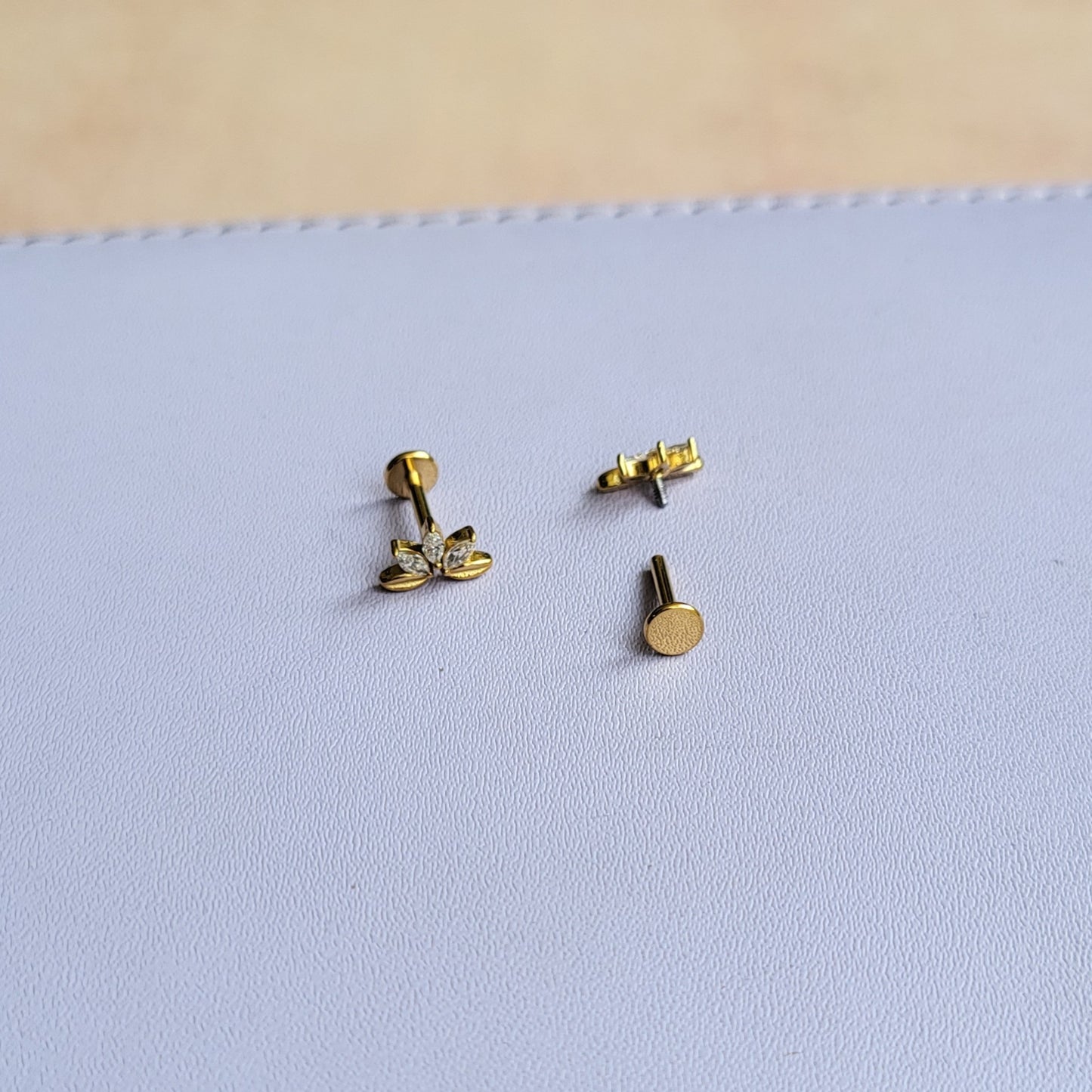 Willow mini studs (flat screwback)