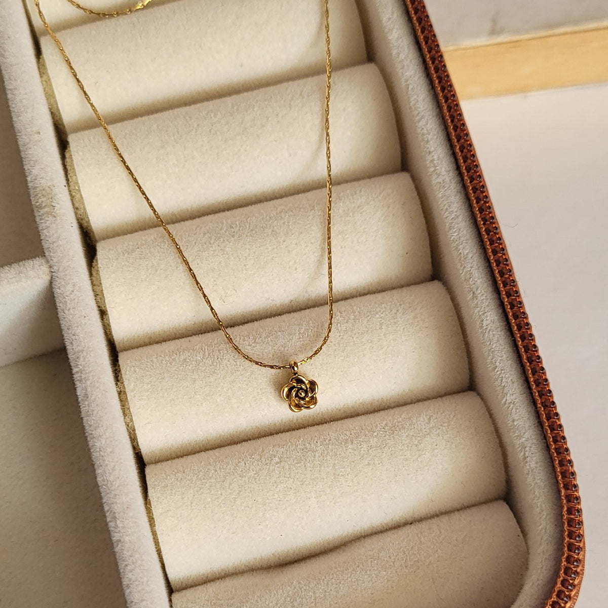 Rose pendant chain