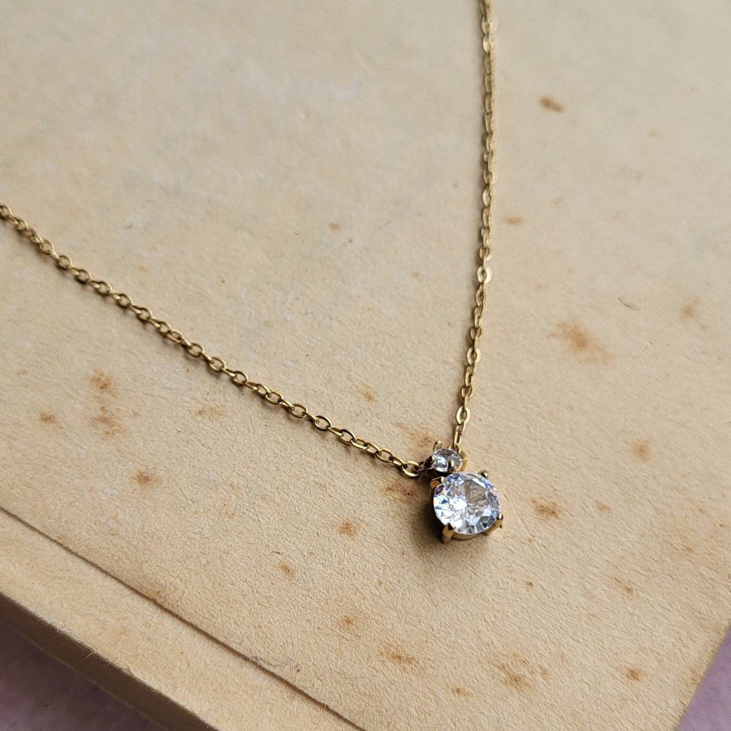 Alia pendant chain