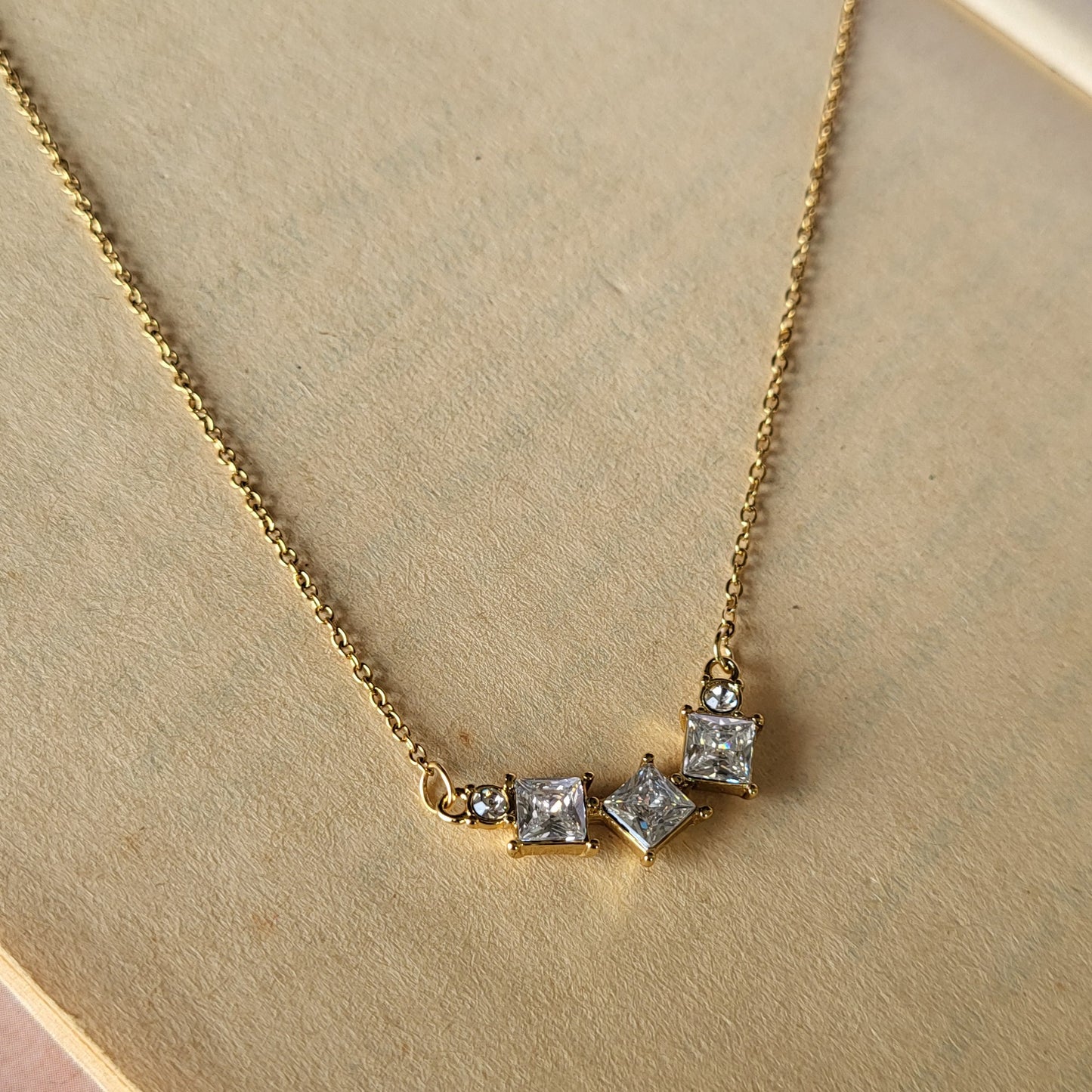 Boxy pendant chain