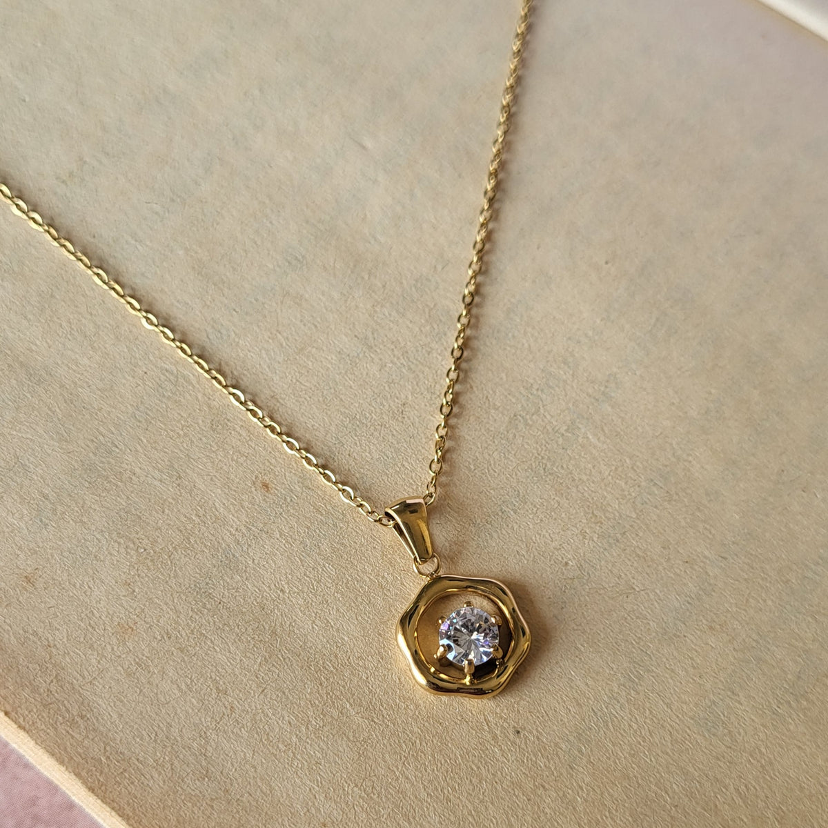 Kylie Pendant chain