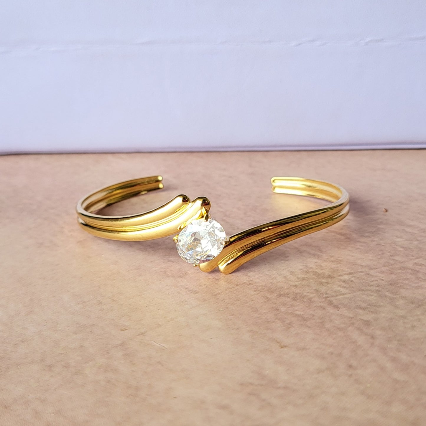 Moh hand cuff
