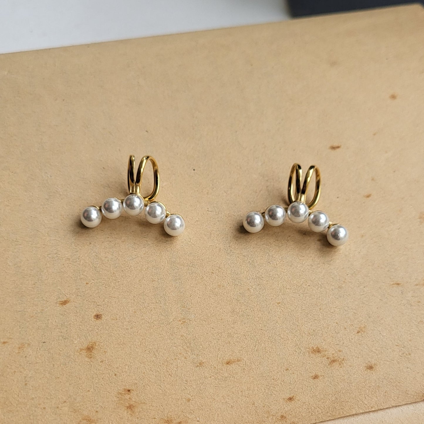 Pearl earclips (pair)