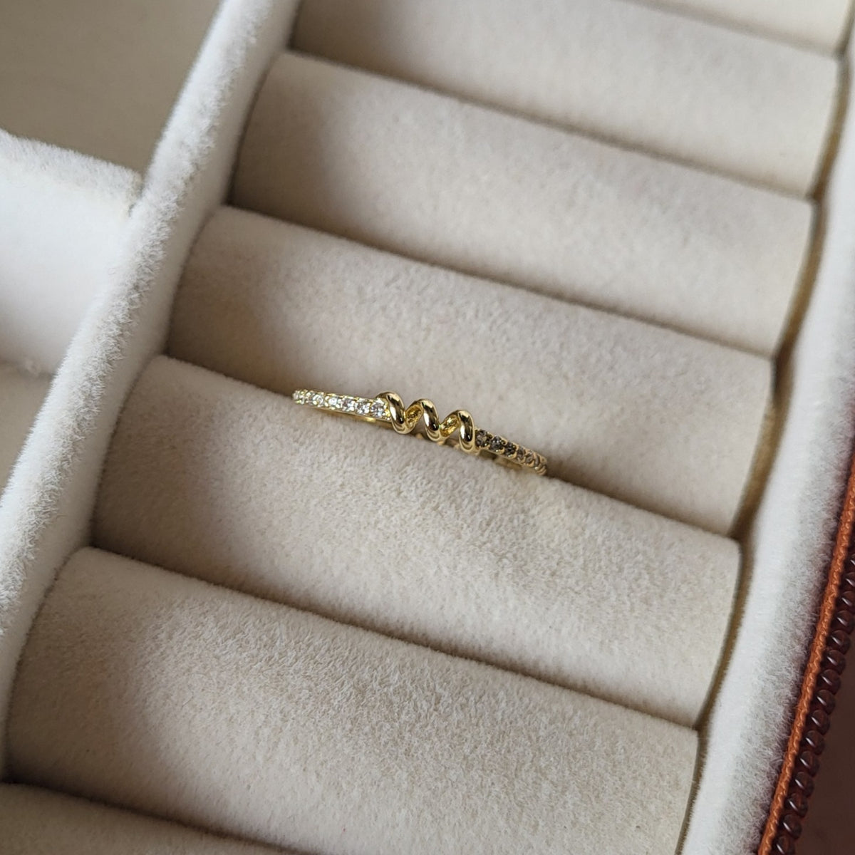Chloe finger ring