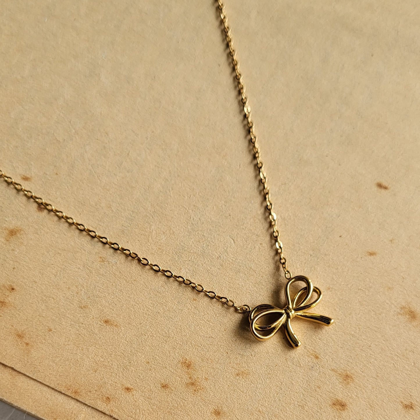 Goldie Bow pendent chain