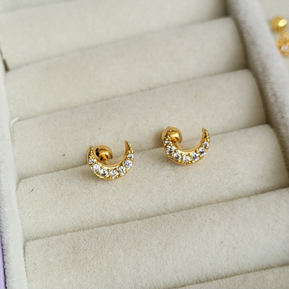 Moon studs (ball screwback)