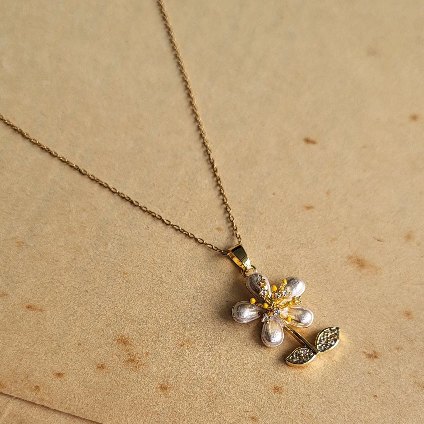 Pollen pendant chain