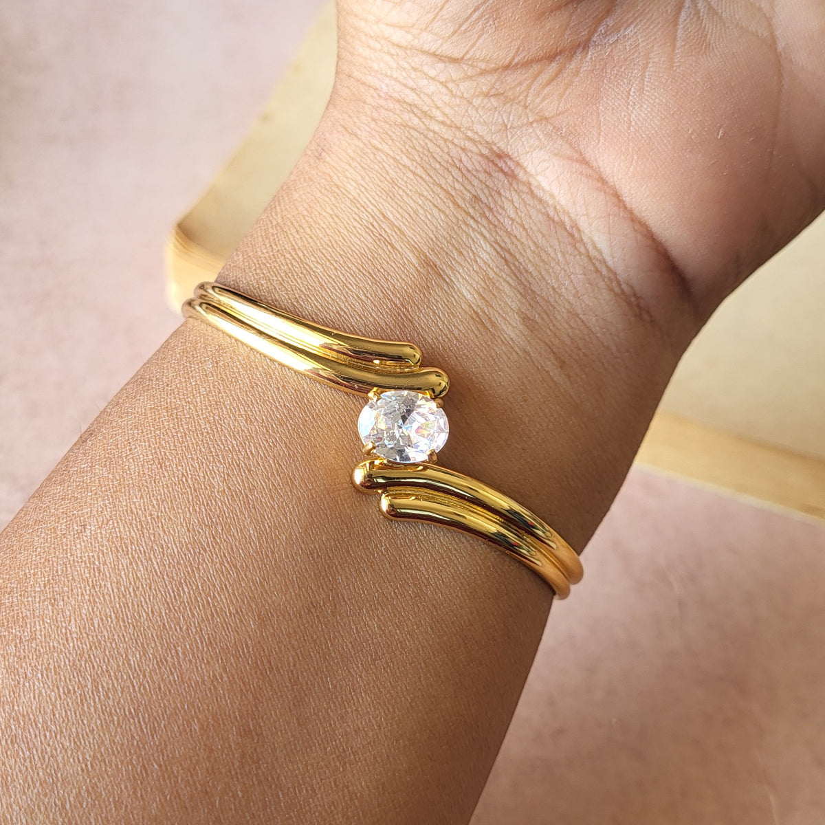 Moh hand cuff
