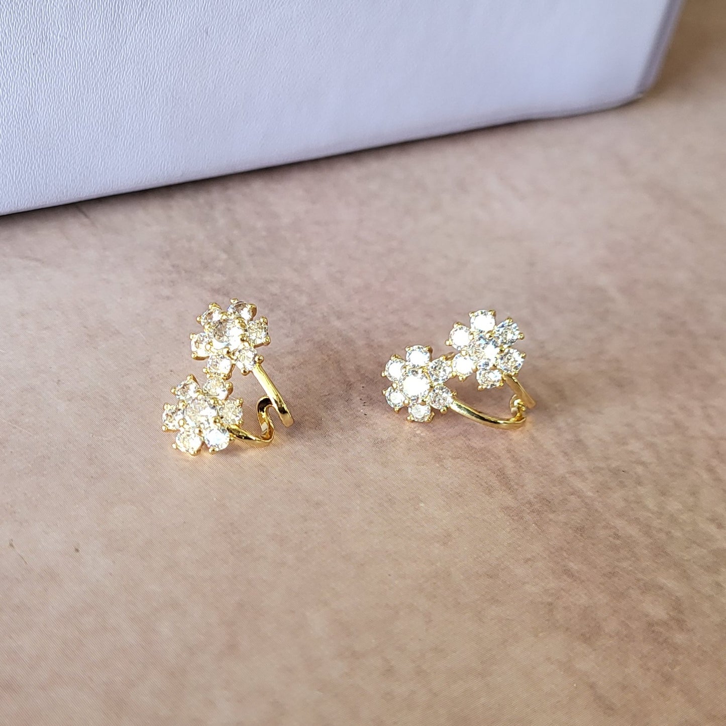 Dual flower hook studs
