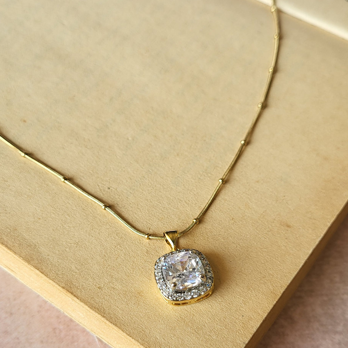 Saba pendant chain
