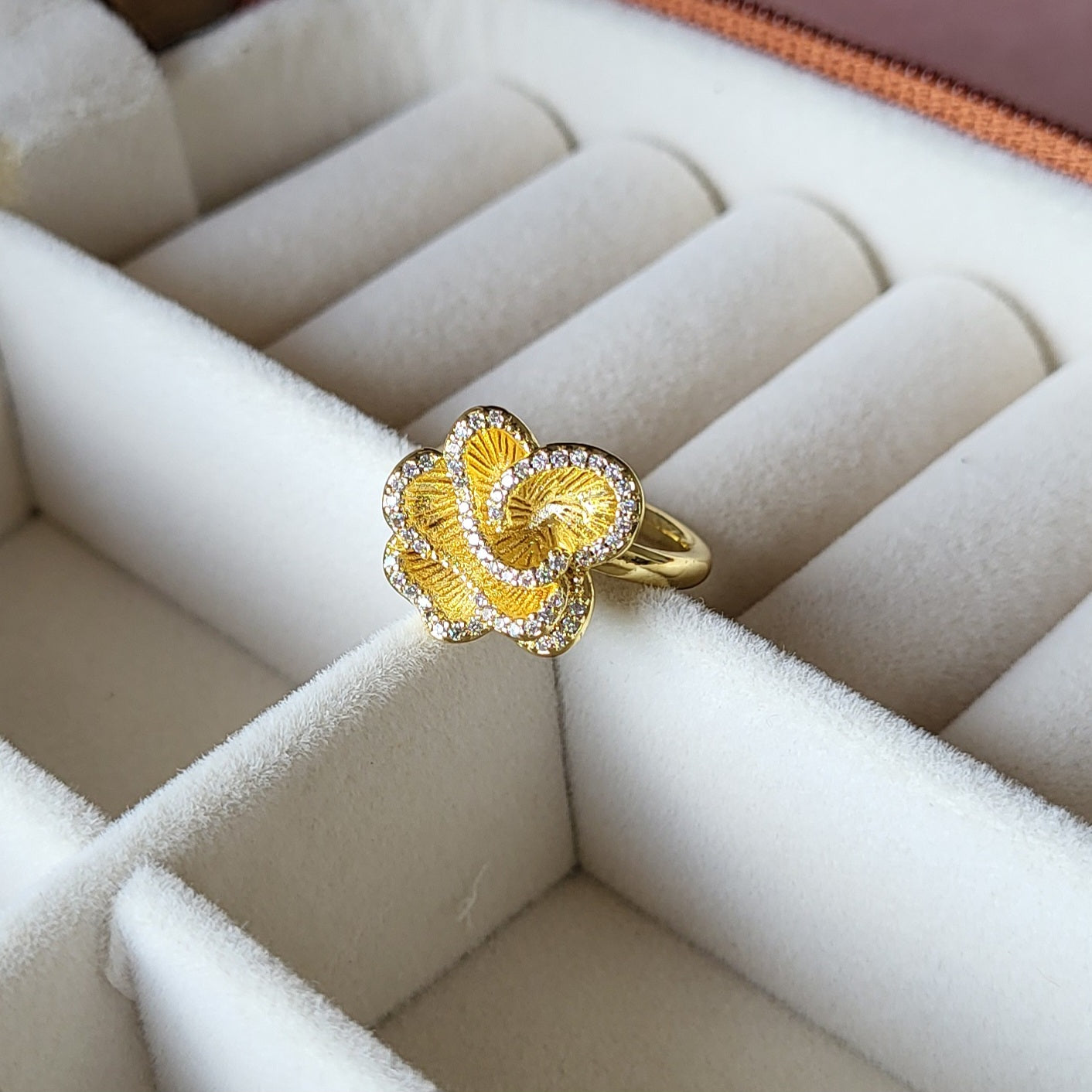 Rose finger ring