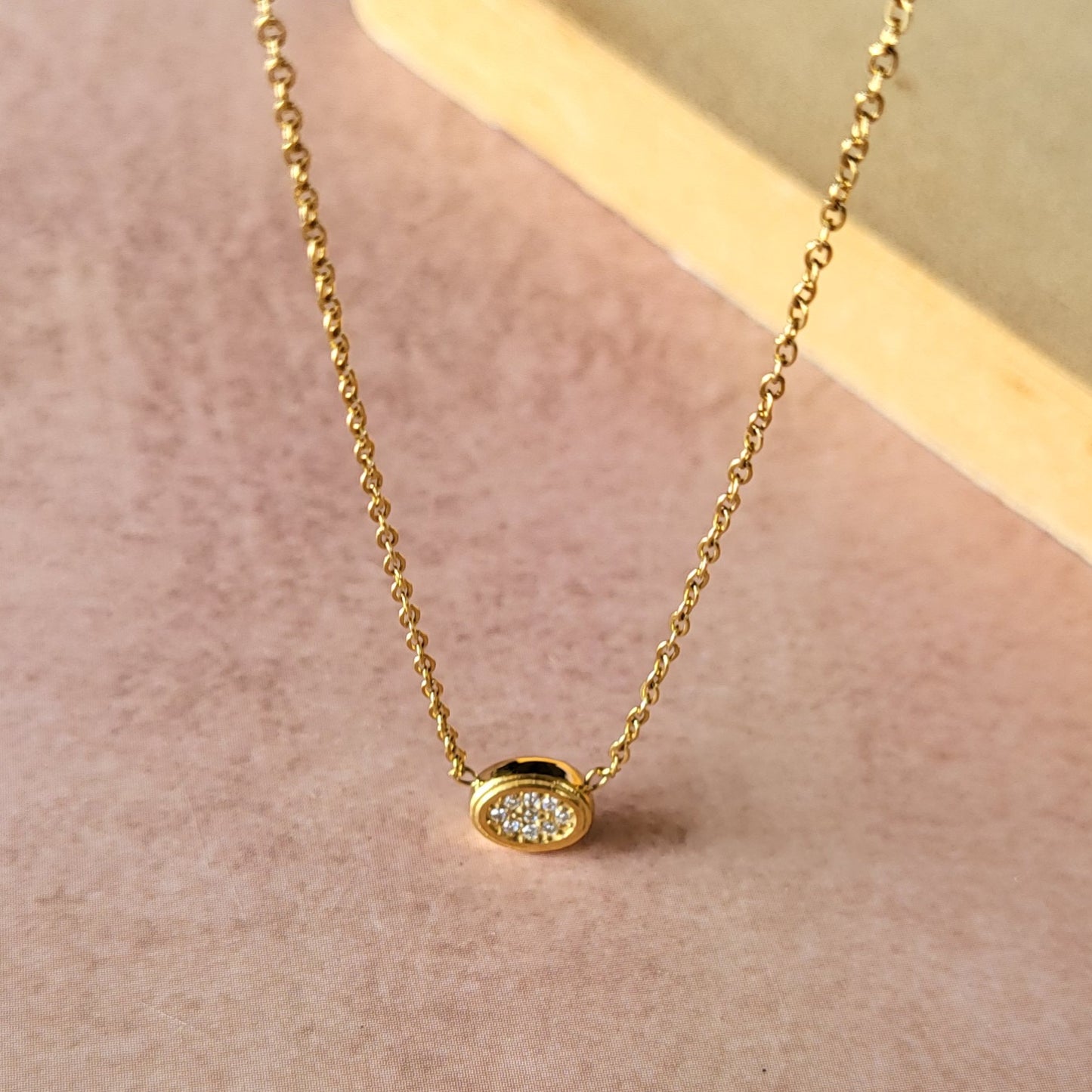 Oval pendant chain