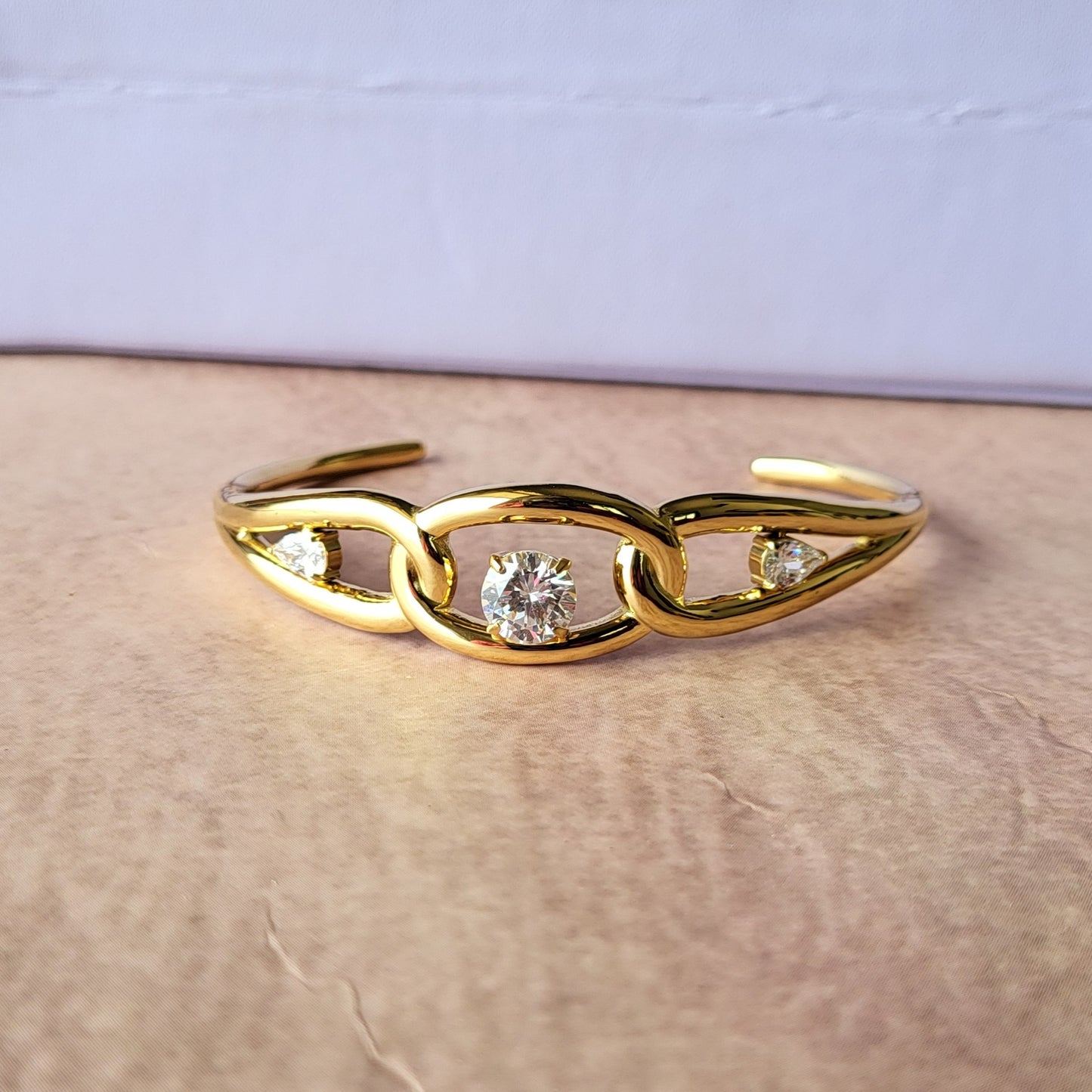 Anya hand cuff