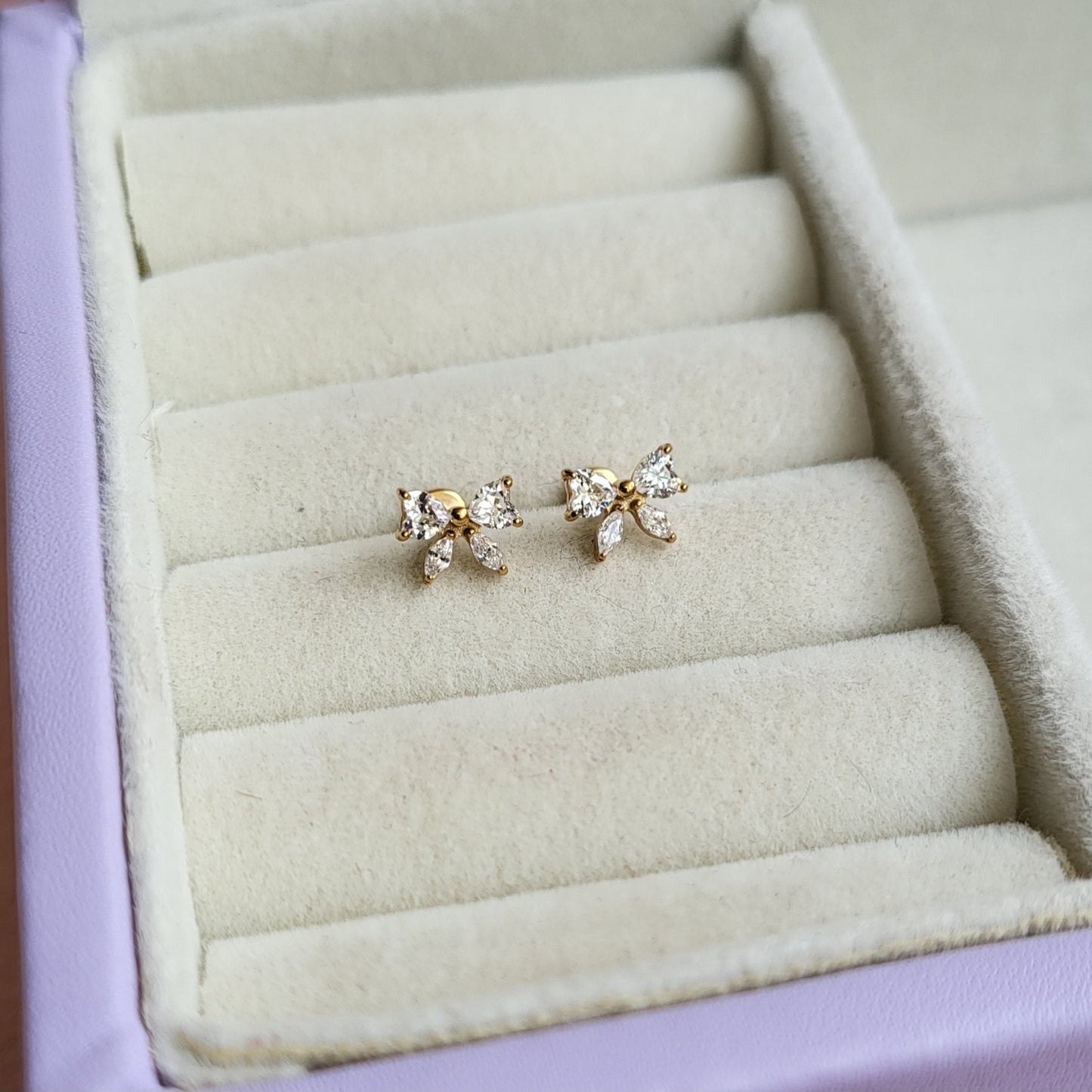 Bow studs (flat screwback)