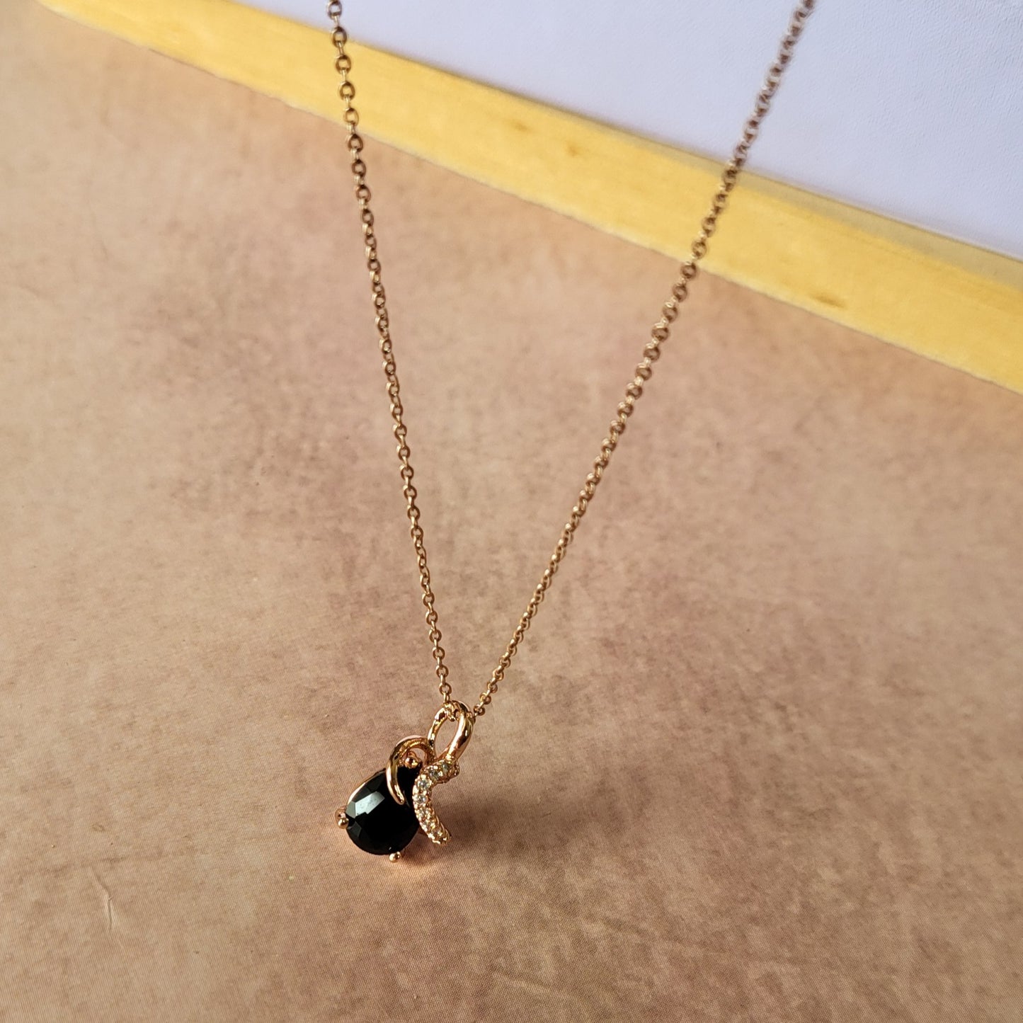 Mila pendant chain