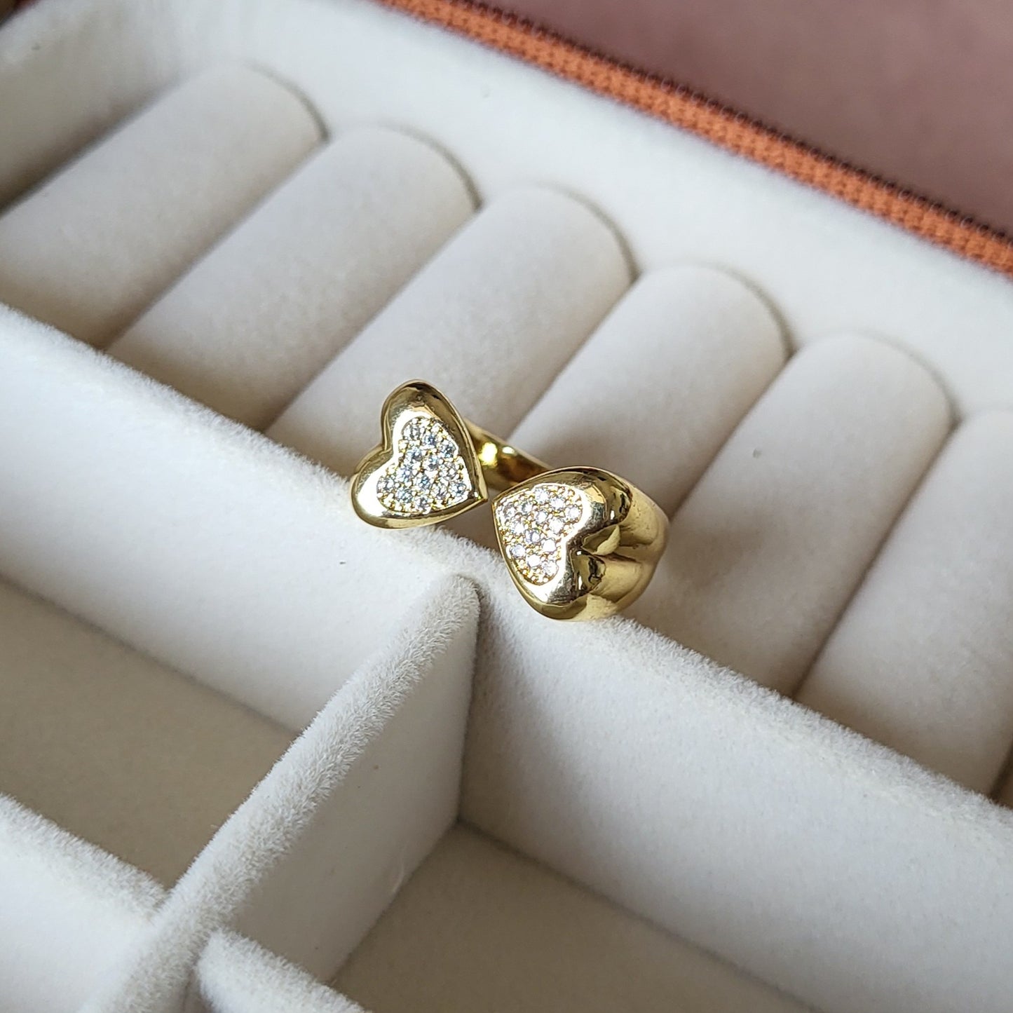 Dual heart finger ring
