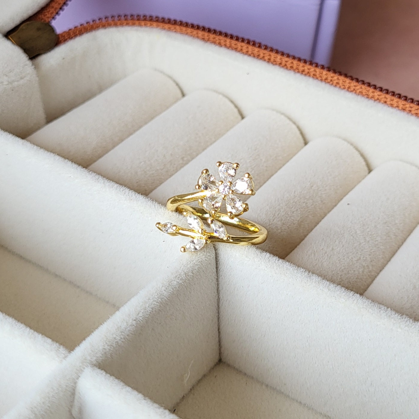 Lilly finger ring
