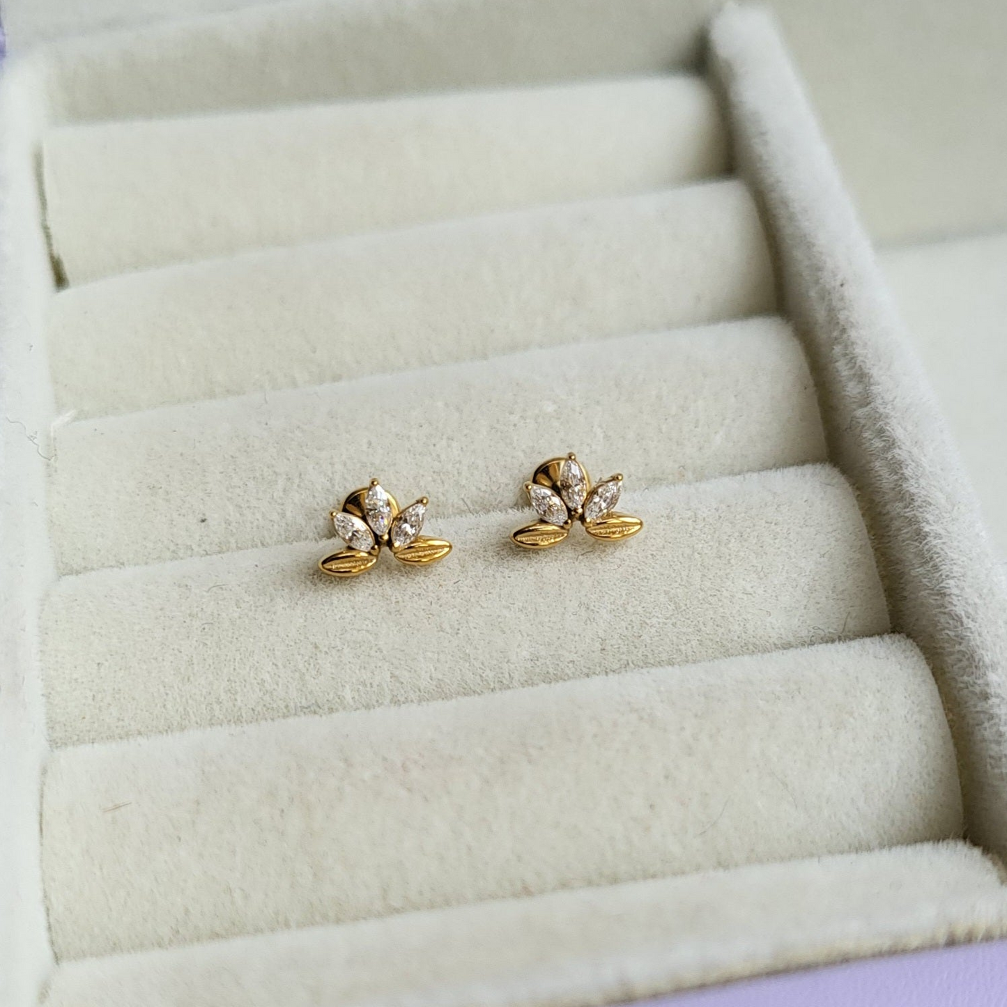 Willow mini studs (flat screwback)
