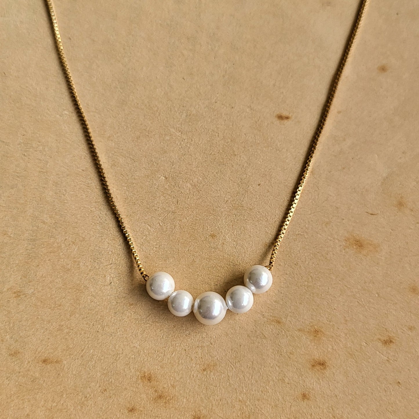Dainty pearl neckchain