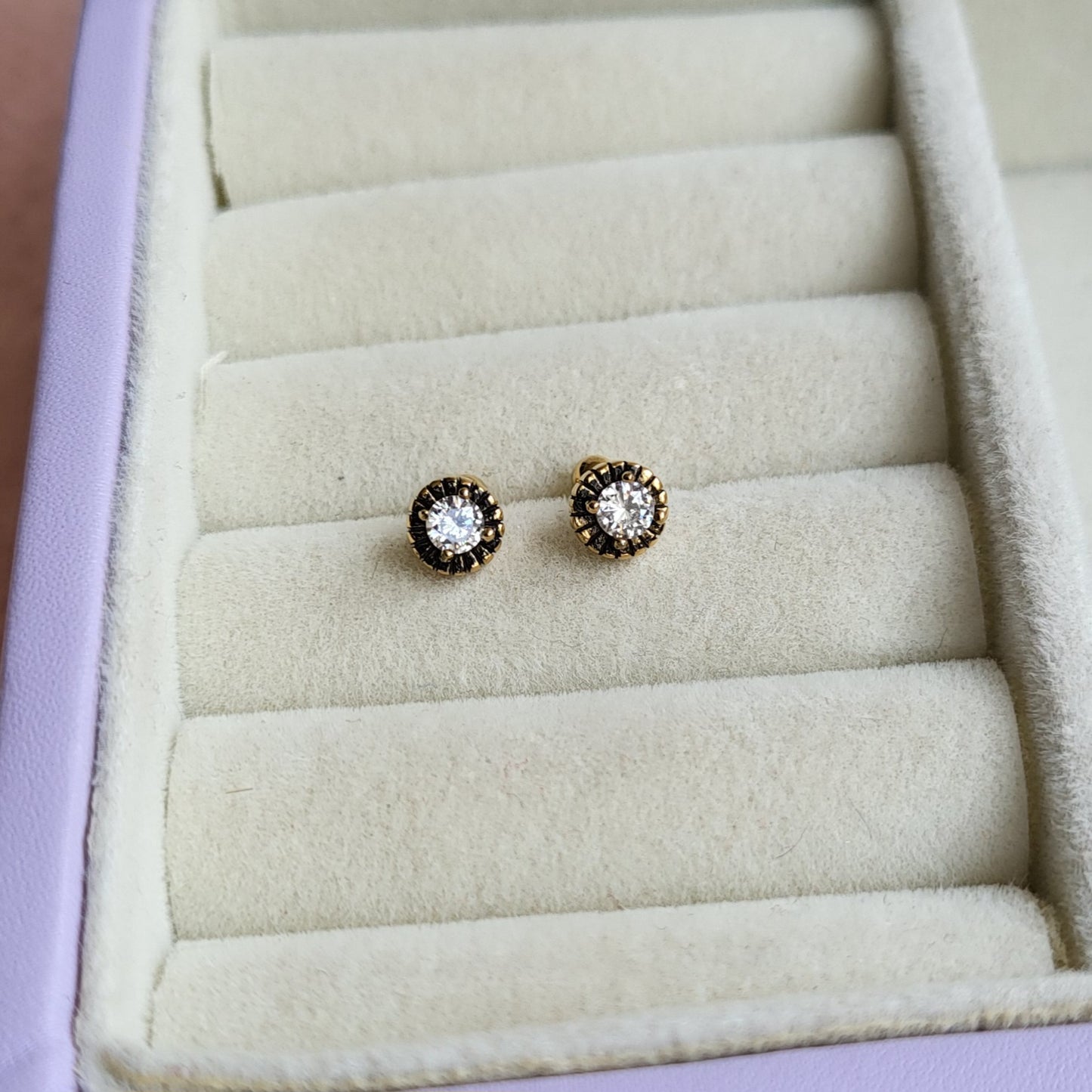 Sona studs (ball screwback)