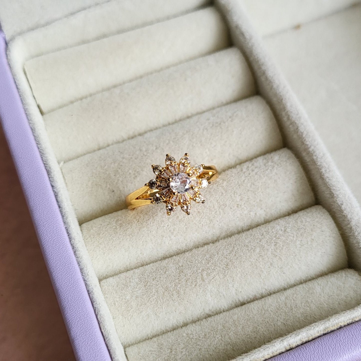 Dolly finger ring