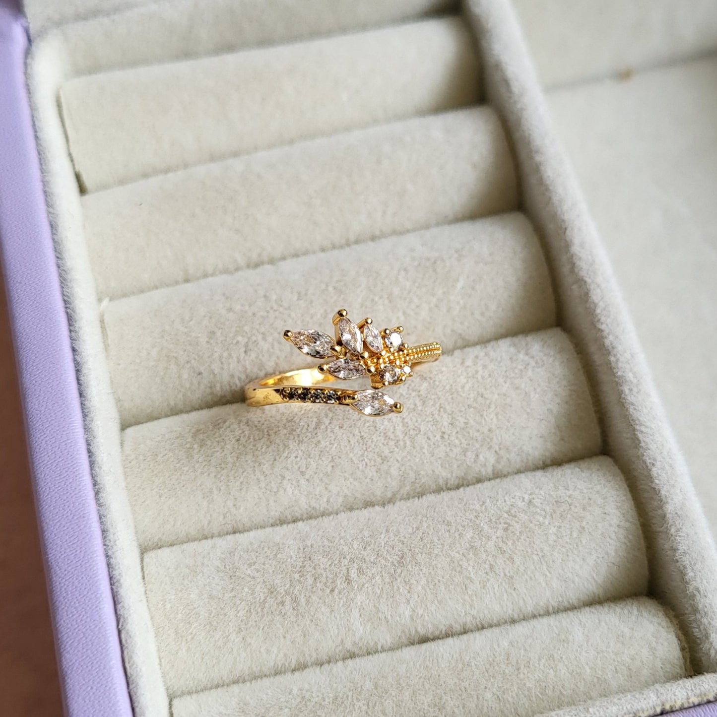 Latha finger ring