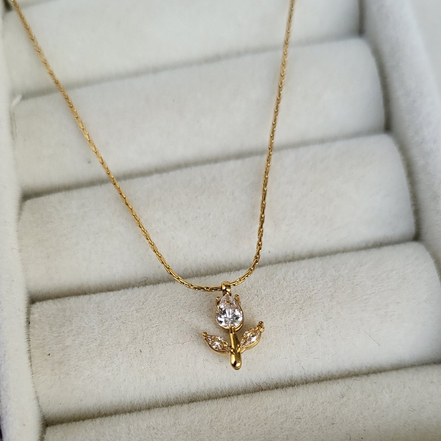 Mini Tulip pendant chain