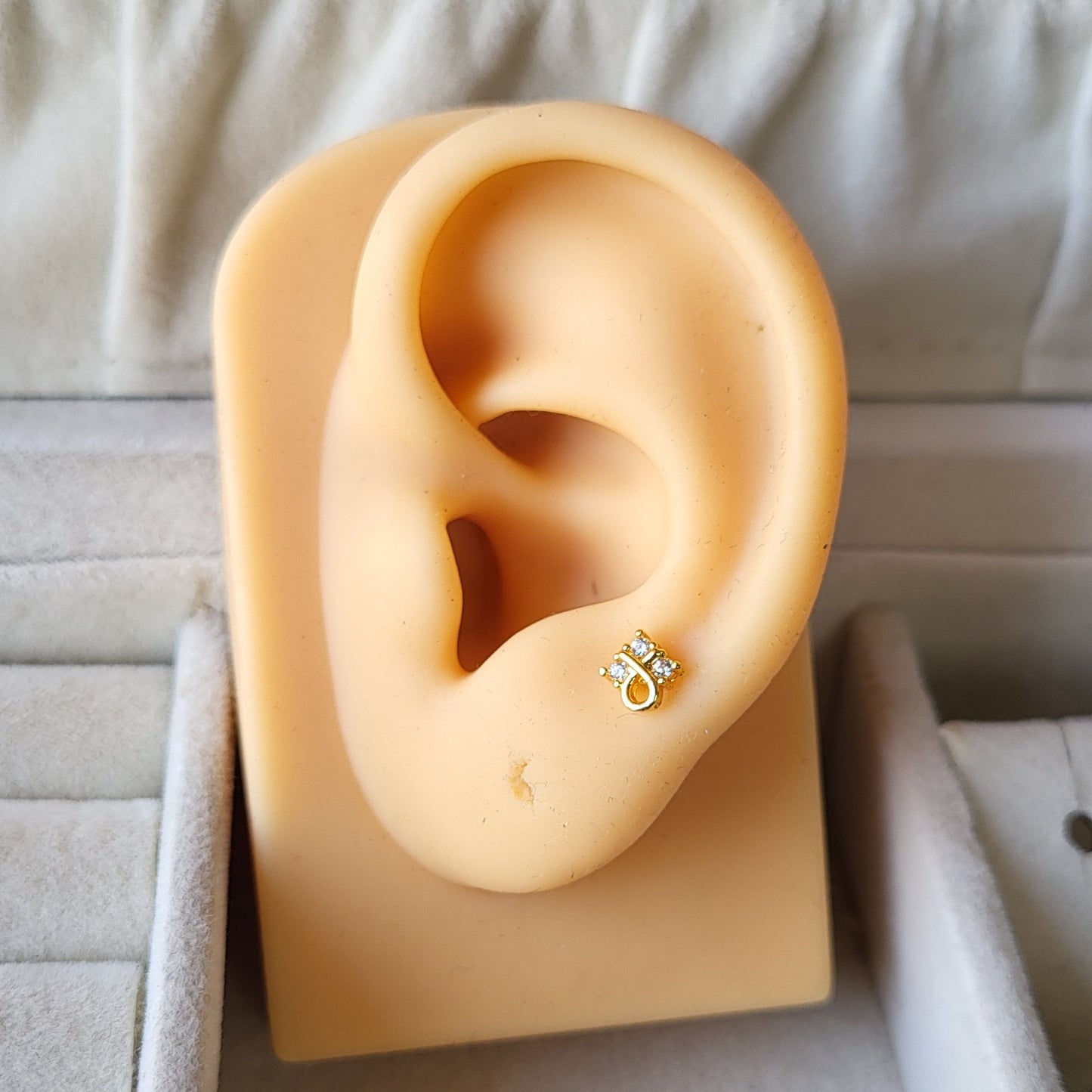 Varnika Mini studs (ball screwback)
