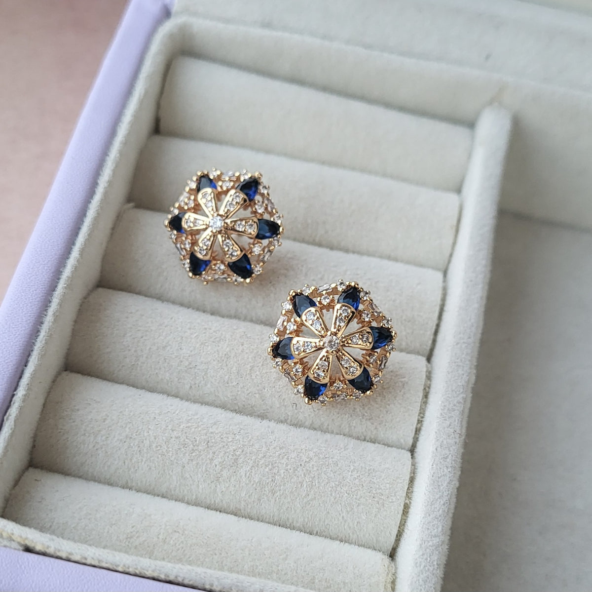 Mandara studs