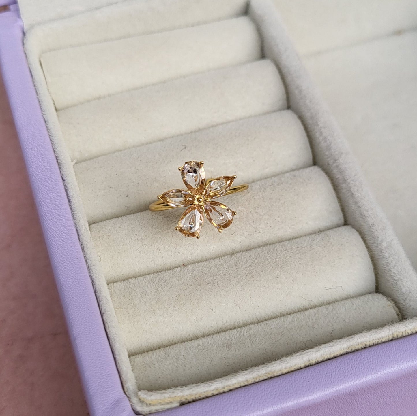 Daisy finger ring
