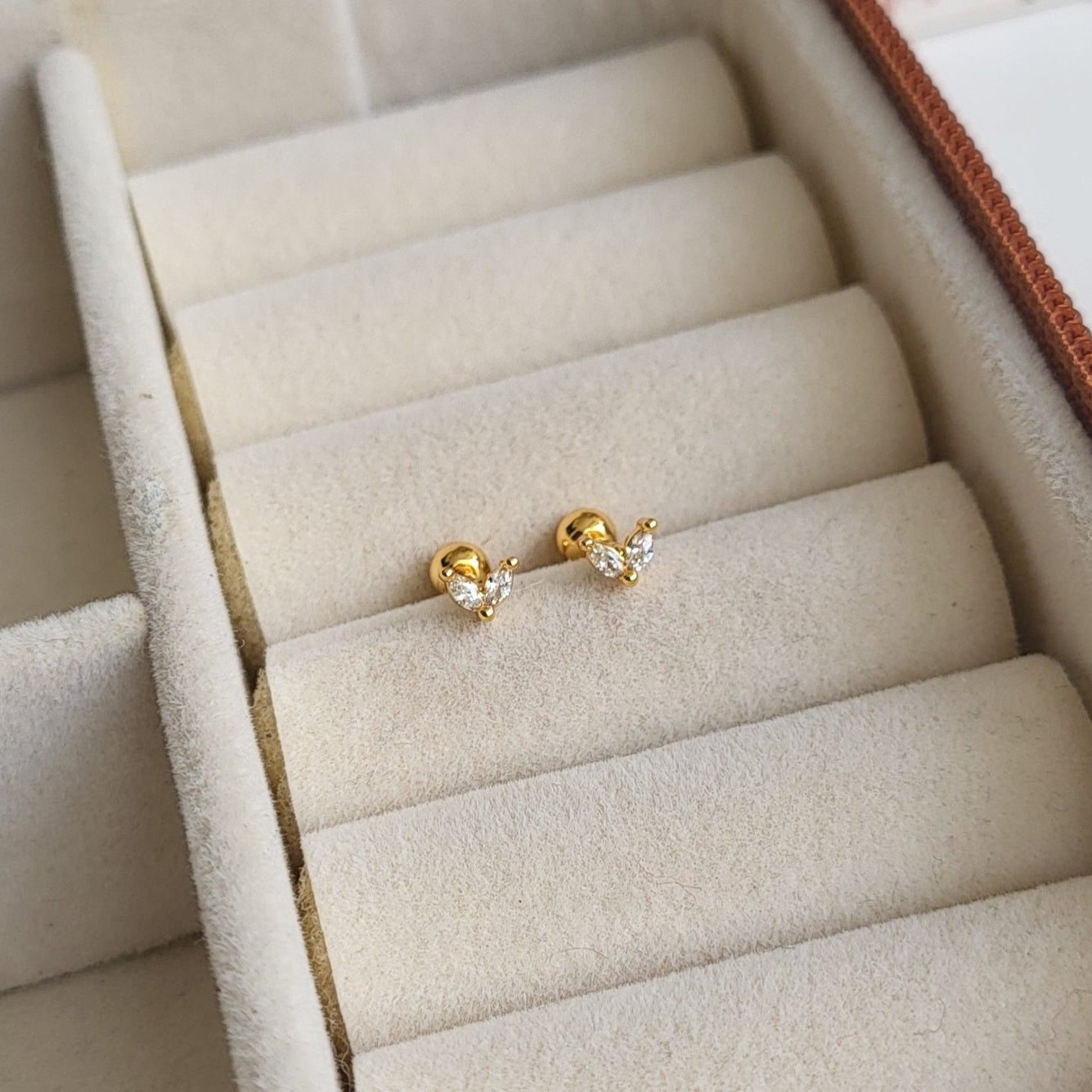 Leaf mini studs (ball screwback)