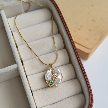 Daisy pearl pendent chain