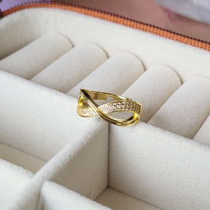 Infinity finger ring
