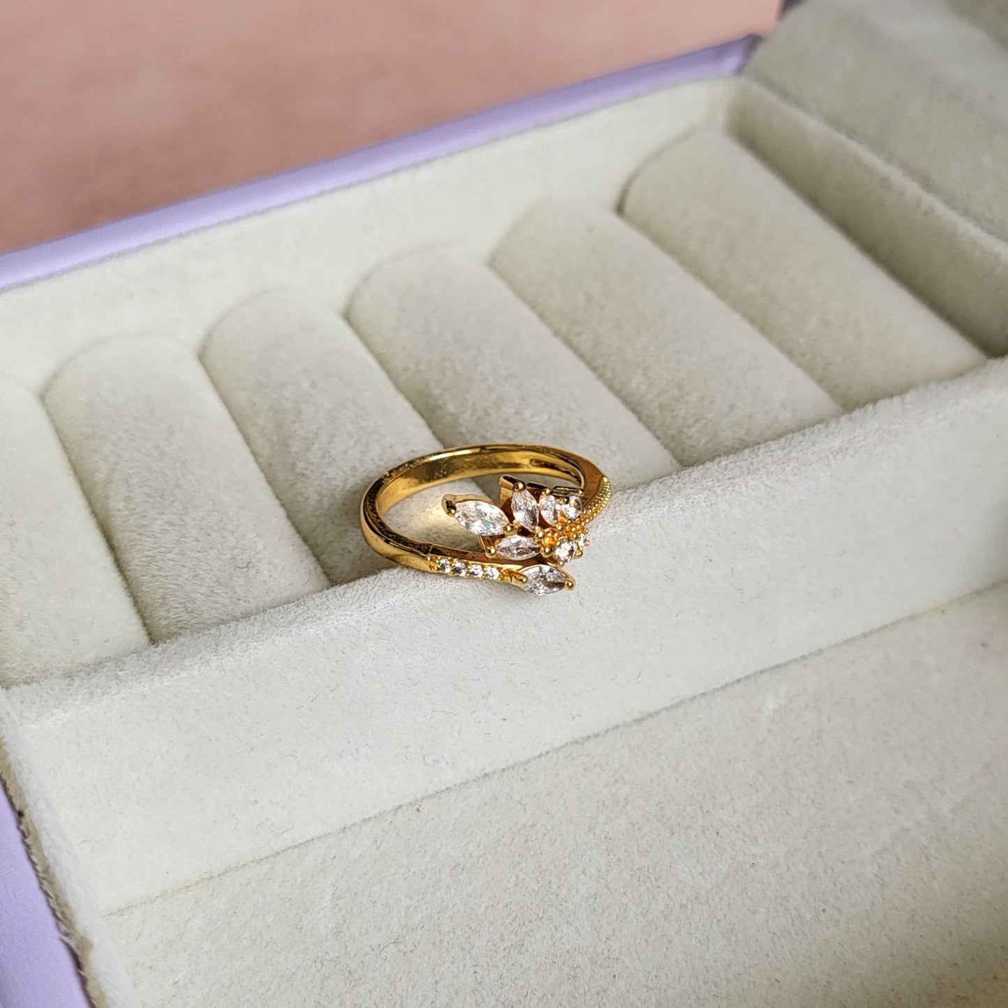 Latha finger ring